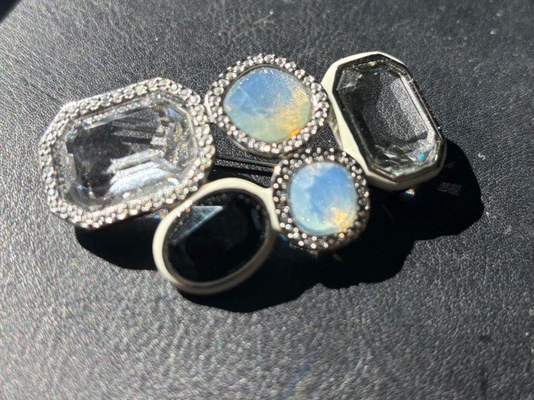 Swarovski Spille & Fermagli: Swarovski Brosche offene Kristalle – Nuovo (secondo la descrizione) da St. Gallen venduto da always-a-good-buy