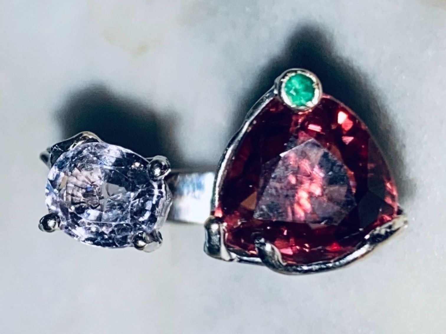 Llan Valls Joies Anelli: STACKABLE!! 18k W Gold Red Zircon & Grey Spinel Ring – Usato da Birsfelden venduto da Brut 1