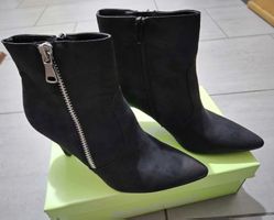 Neue schwarze Stiefeletten in der Grösse 38.