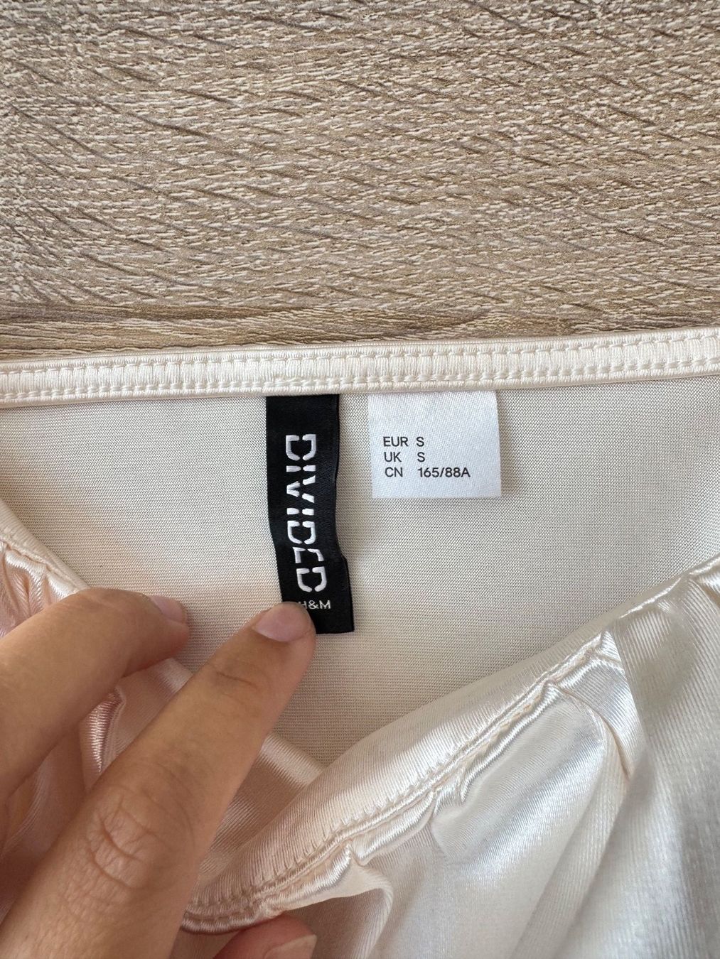 Tops: Crop top blanc cassé satiné – Gebraucht aus Montreux von Izapechee 1