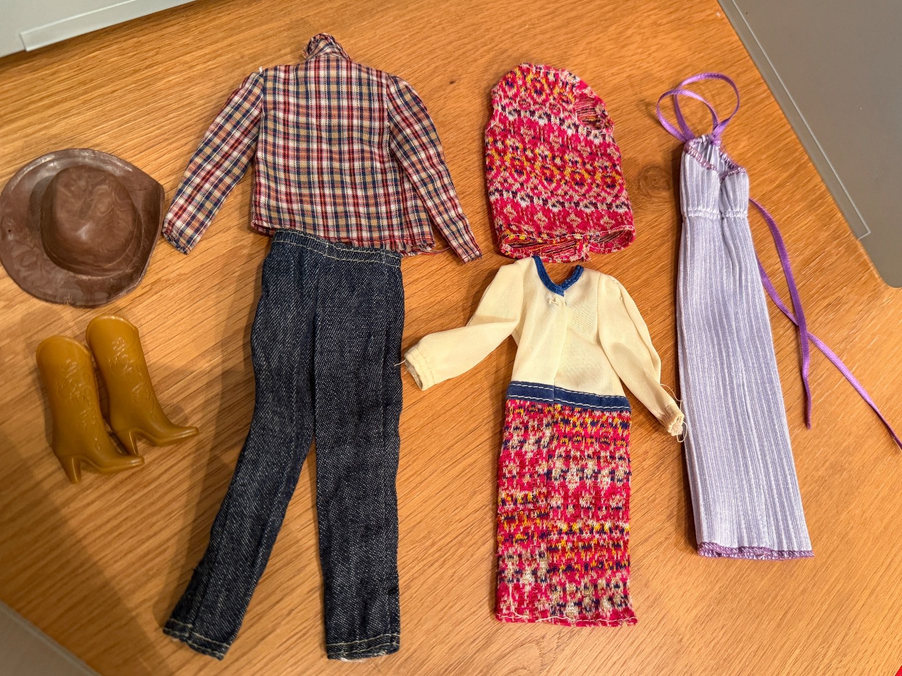 Bambole: 5 Outfits Barbie 70/80ger – Usato da Embrach venduto da Lieblingszeugs 1