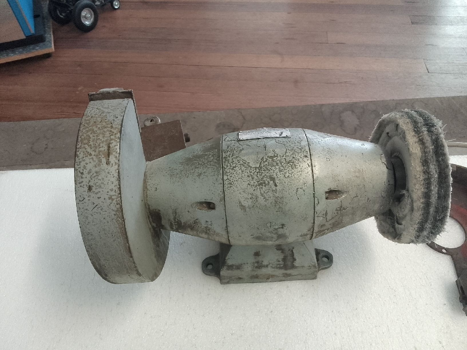 Tutte le macchine: Schleifbock mit Polieraufsatz gebraucht, 220V – Difettoso da Trubschachen venduto da Caddy8 5