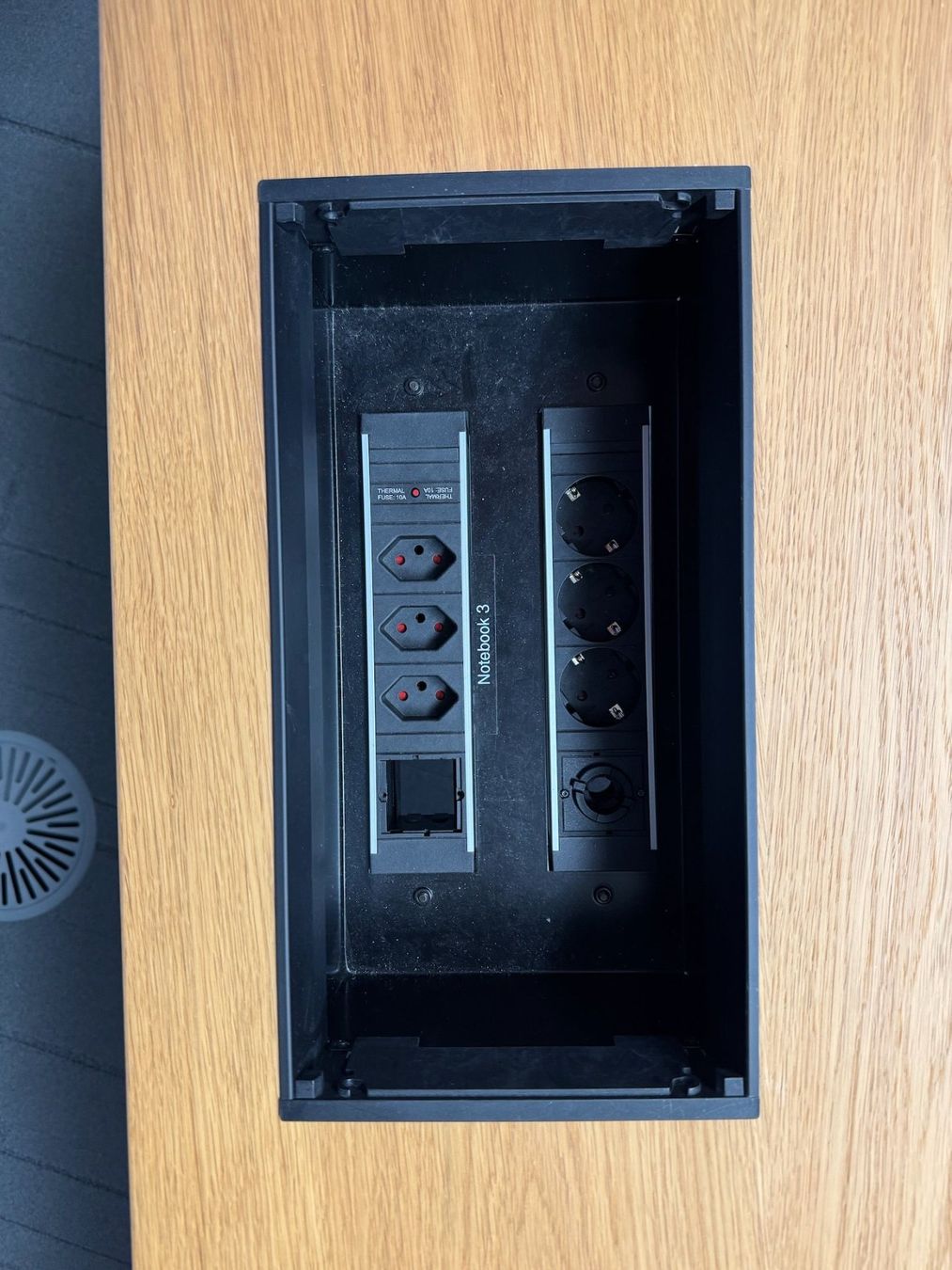 Stecker: Bachmann VENID Sitzungszimmer Tischsteckdoseneinsatz – Gebraucht aus Affoltern am Albis von Zapro 6