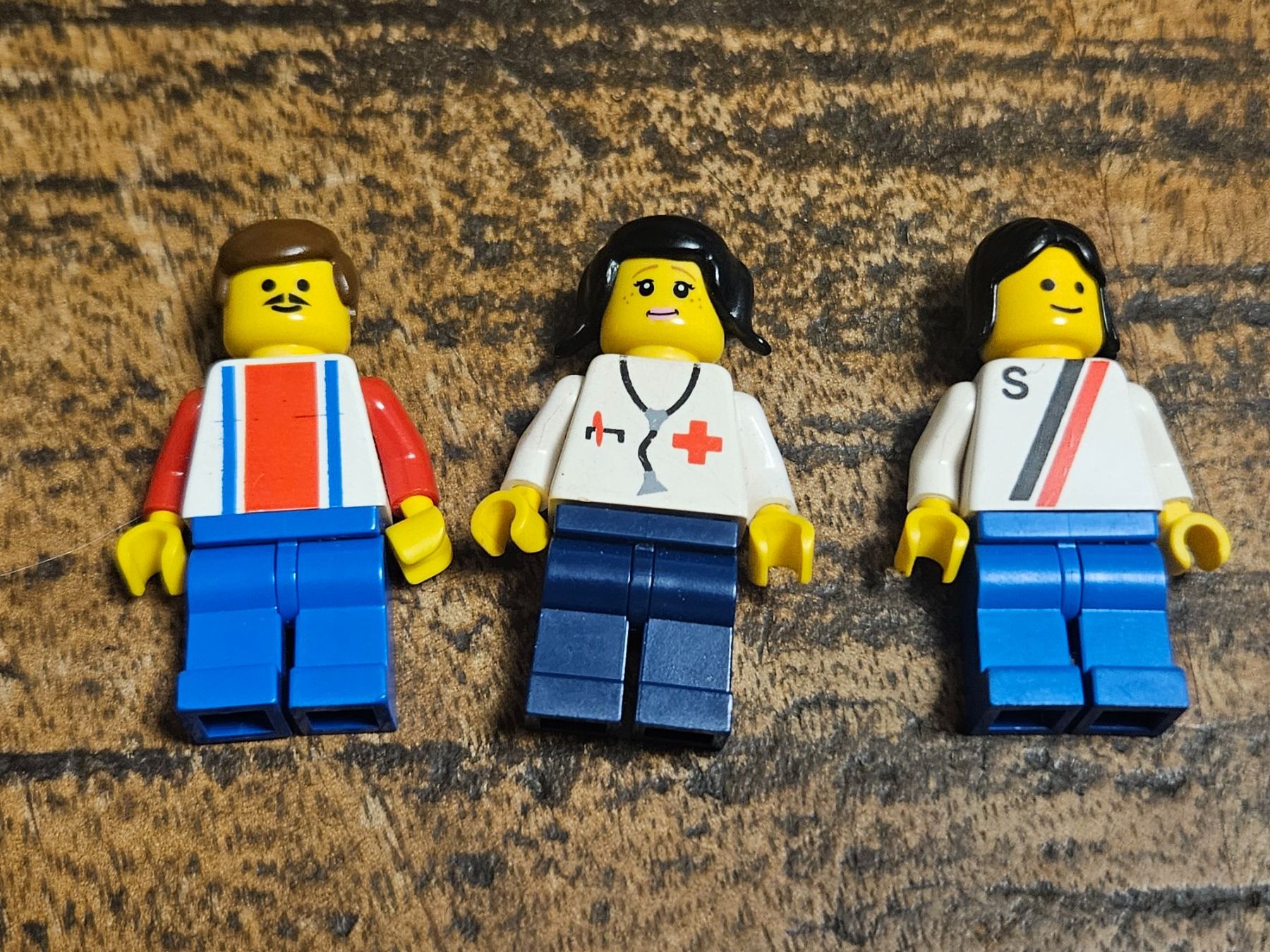 Lego Kit di costruzioni: lego lot de 3 figurines – Usato da Confignon venduto da Ecrofigs
