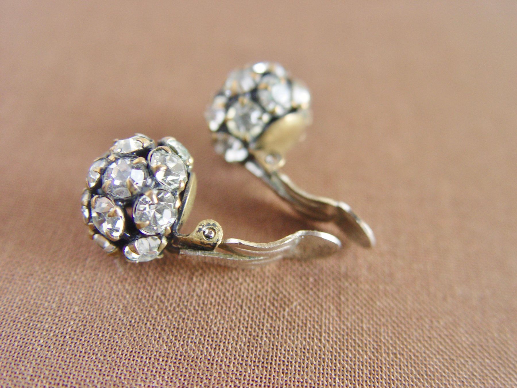 Gablonzer Ohrringe & -stecker: Kugelige vintage Strass Clips – Gebraucht aus Henggart von elsternwerk 1