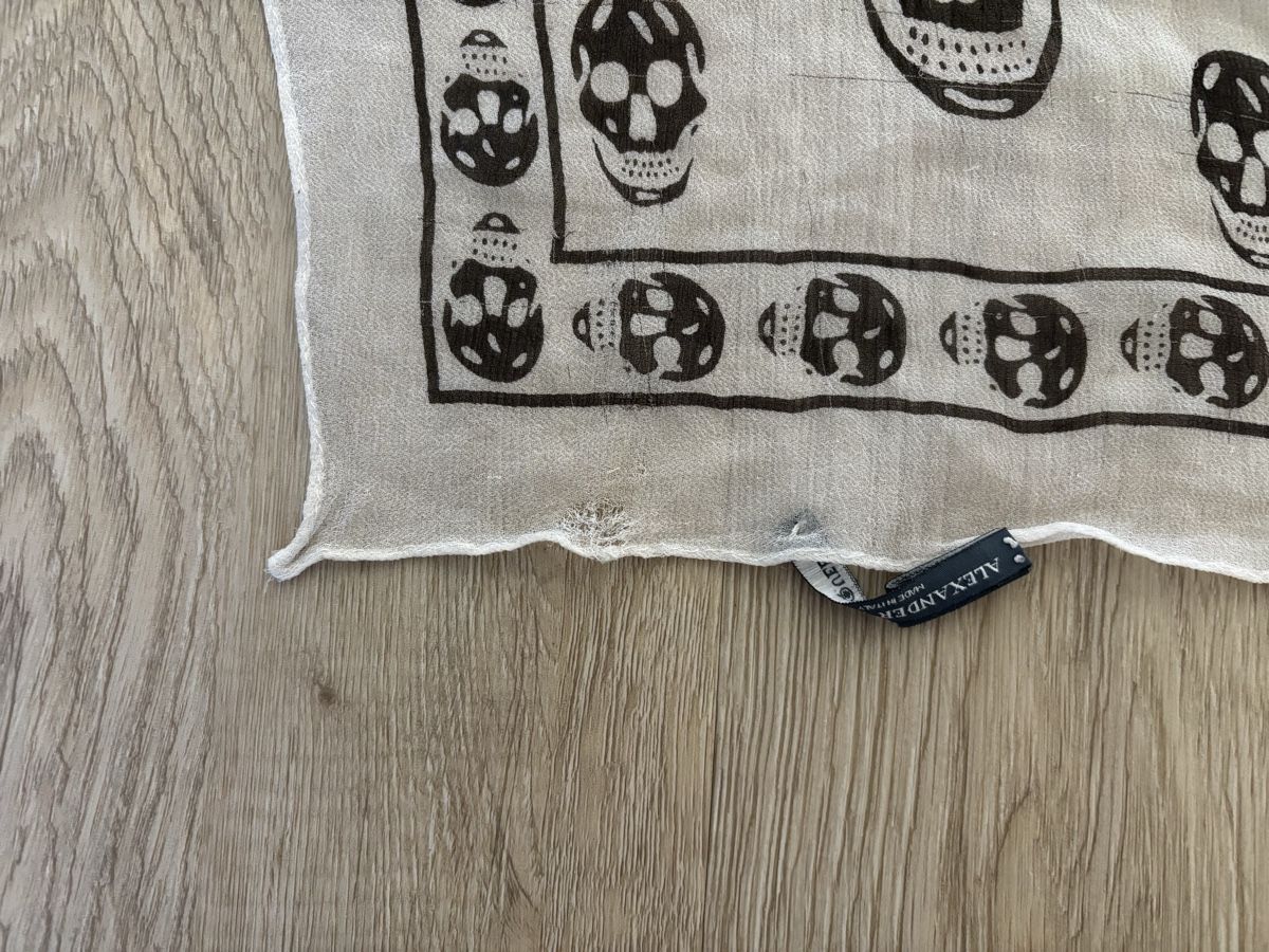 Alexander Mcqueen Foulards, Tücher & Schals: Alexander McQueen Seidenschal weiss (used) – Gebraucht aus Männedorf von Topolina87 7