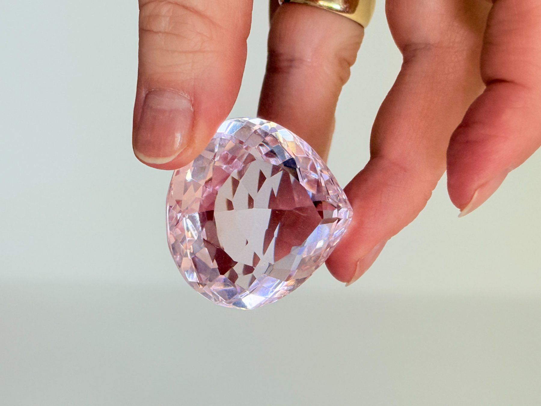 Minerali & Pietre curative: 150.00 Ct Pear Cut Certified – Nuovo e nell'imballaggio originale da Genève venduto da AWWA 7