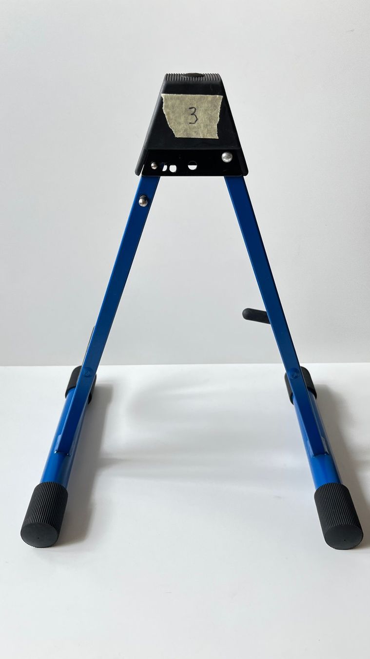 König & Meyer Supporti per strumenti musicali & leggii: K&M E-Gitarrenständer 17540 – Usato da Wauwil venduto da swissGadgets 2