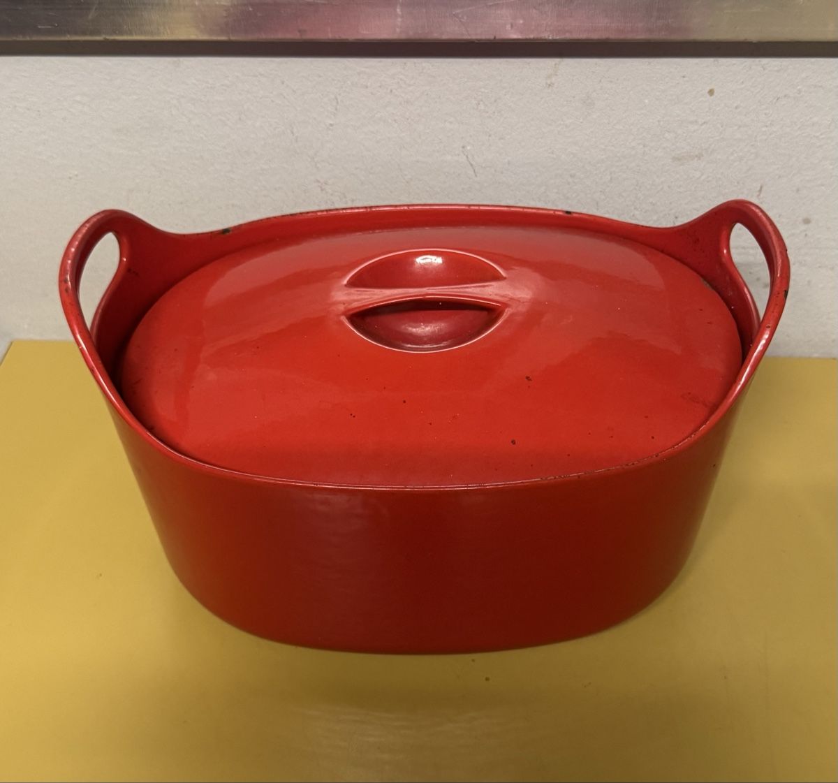 Casseroles: Emaille Bräter rot oval mit Deckel  Gebraucht  – D'occasion à Schlieren par Freundlich02 2