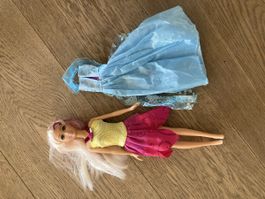 Barbei mit blauer Kleidung und rosa Kleid gebraucht