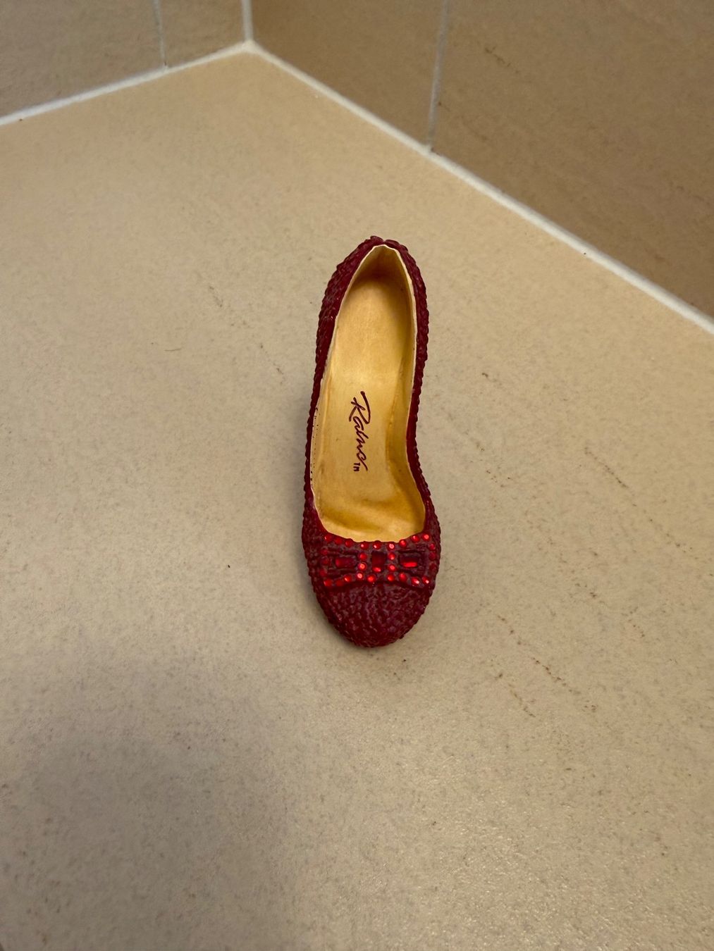 Alle Dekorationen: Deko Schuh Figur  rot mit Steinen – Gebraucht aus Reinach BL von 15Miiine16 1