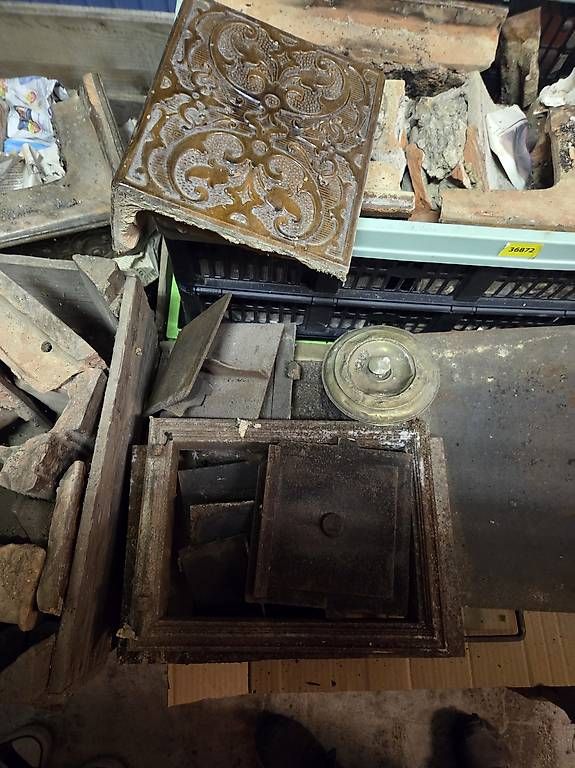 Autres meubles anciens: Alter Kachelofen  – D'occasion à Hüttikon par Roko83