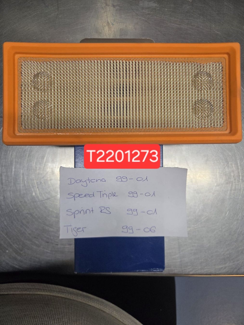 Triumph Tutti i ricambio per moto: Triumph Luftfilter NEU T2201273 – Nuovo e nell'imballaggio originale da Alpnach Dorf venduto da Motorrad-Girl