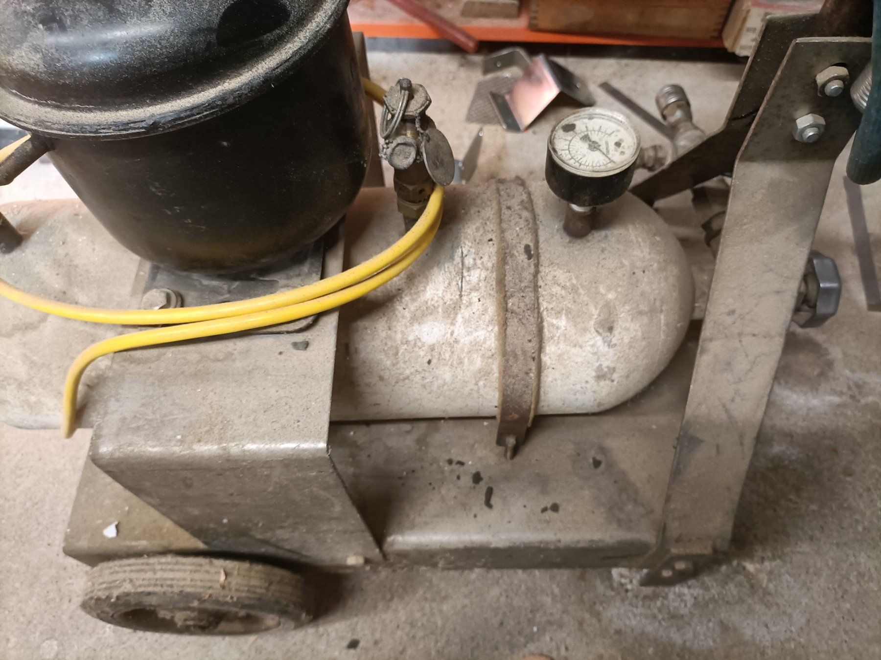 Compressori: Kompressor gebraucht mit Manometer und Schlauch – Usato da Schöftland venduto da Snacketti7 2