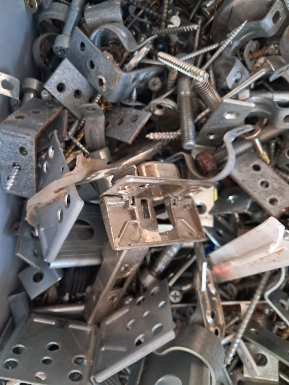 Ferramenta: Diverse Schrauben, Metallwinkel, Scharniere, Winkel – Usato da Zürich venduto da Lia107 2