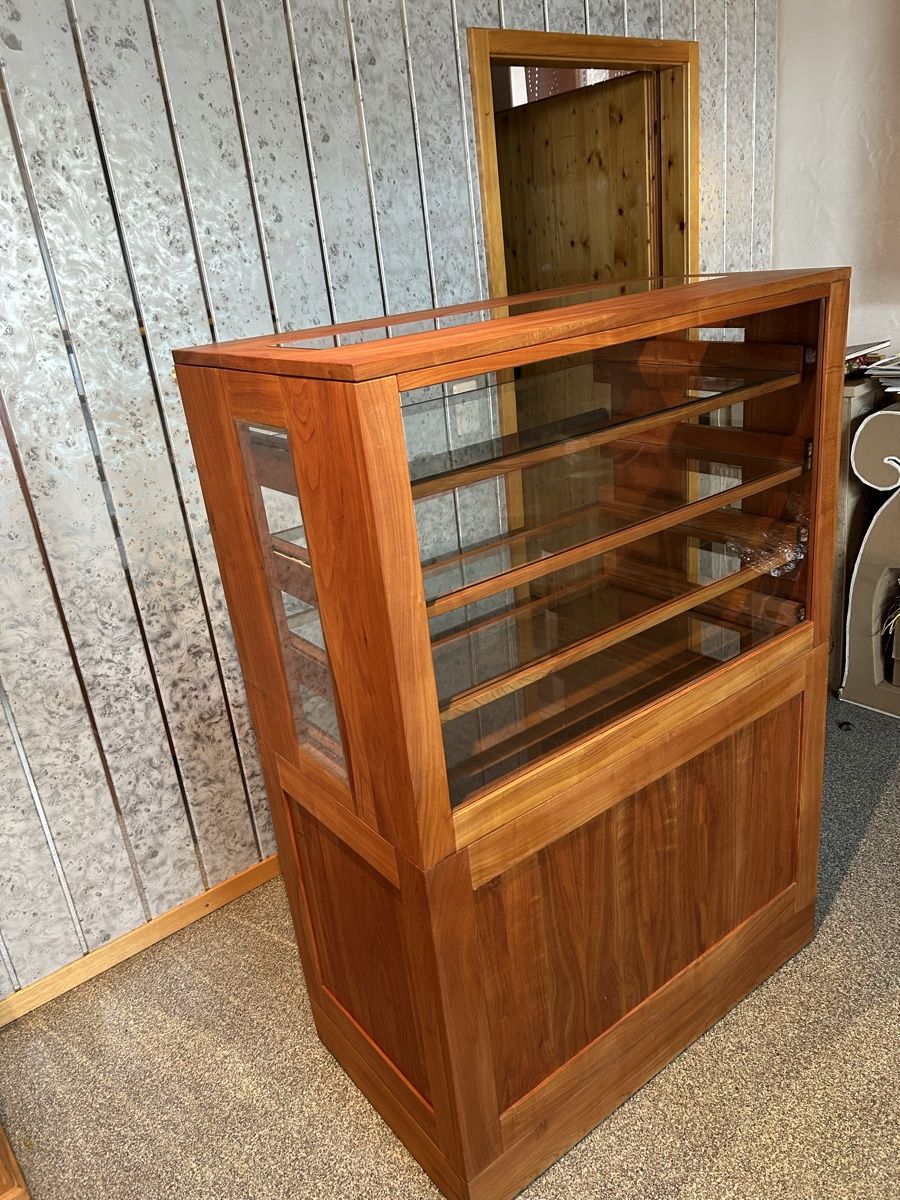 Vitrinen: Vitrine en bois massif – Gebraucht aus Glovelier von s4rahde4ls