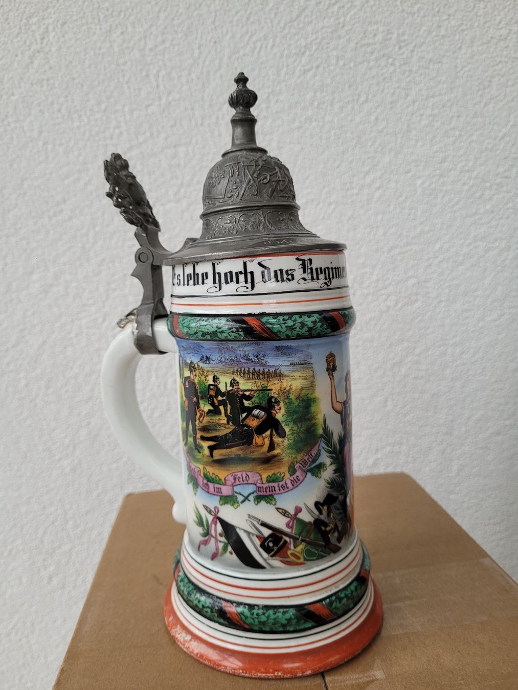 Bicchieri: Antiker Bierkrug mit Zinndeckel/ Regimentskrug. – Usato da Hagendorn venduto da hagendorna
