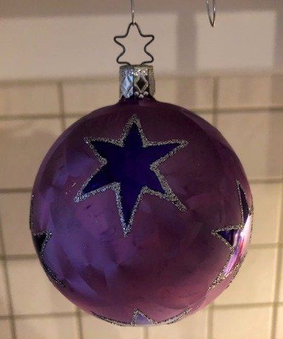 Alle Dekorationen: Violette Weihnachtskugel mit Sternen und Glitzer-Deko – Gebraucht aus Gossau/ZH von amazonas66 1