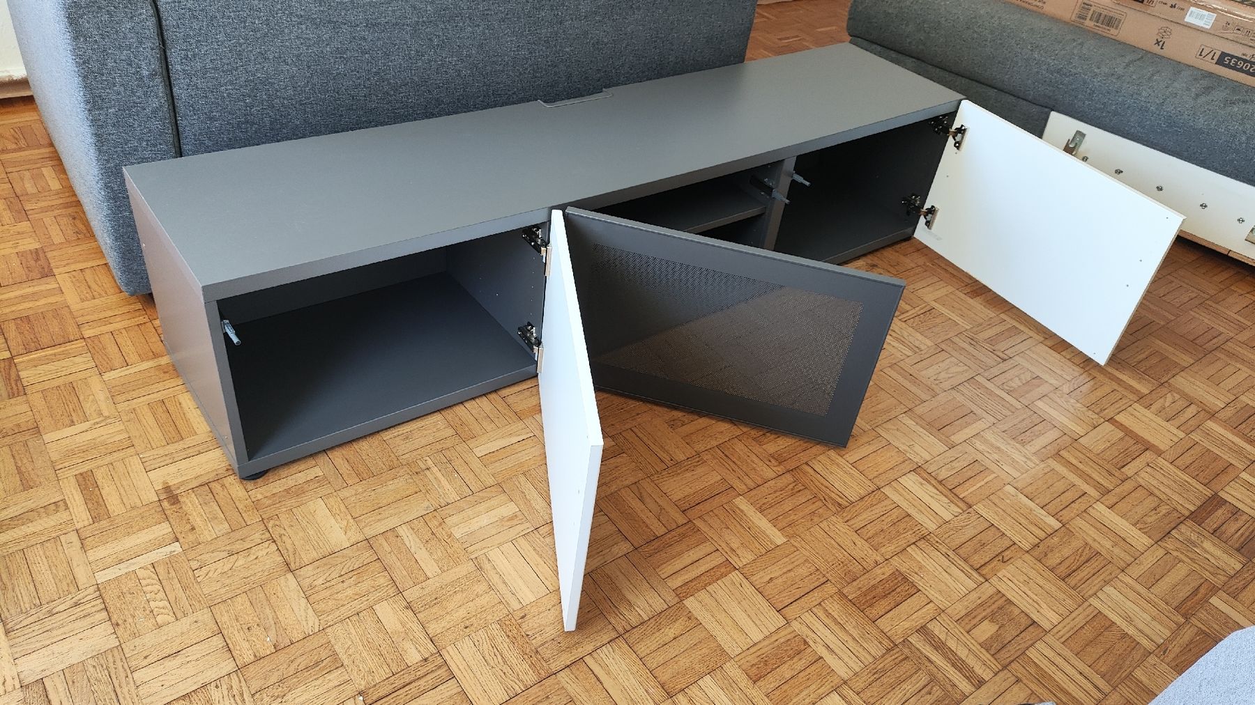 Ikea Mobili TV: Modern TV Unit - Gray & White – Usato da Zürich venduto da iruedap 5