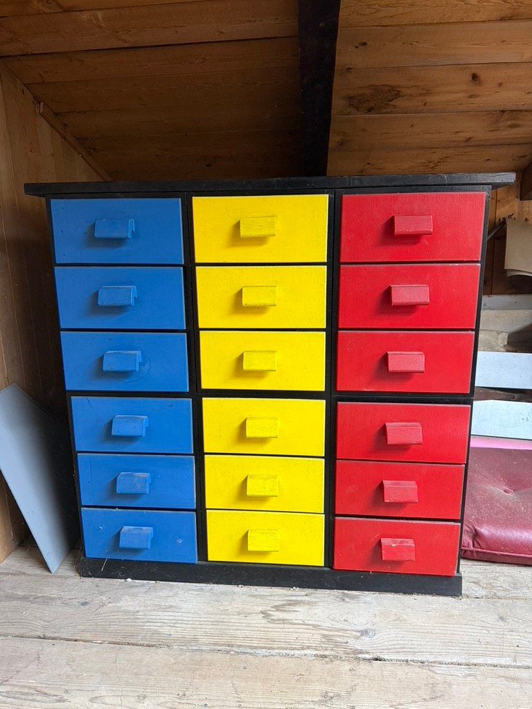 Cassettiere: alter farbiger Schubladenstock. – Usato da Agriswil venduto da Windcheetah