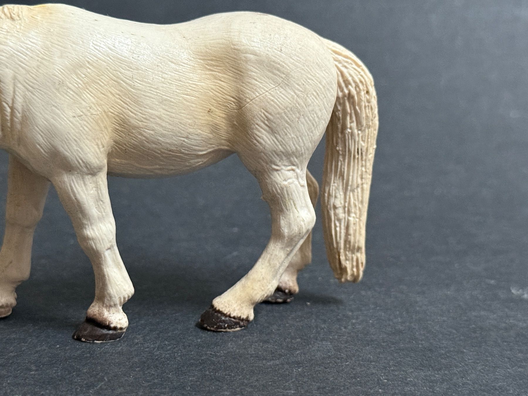 Schleich Statuette: Schleich Pferd 13235 Camargue Stute grasend – Usato da Ennetbaden venduto da mapa05 2