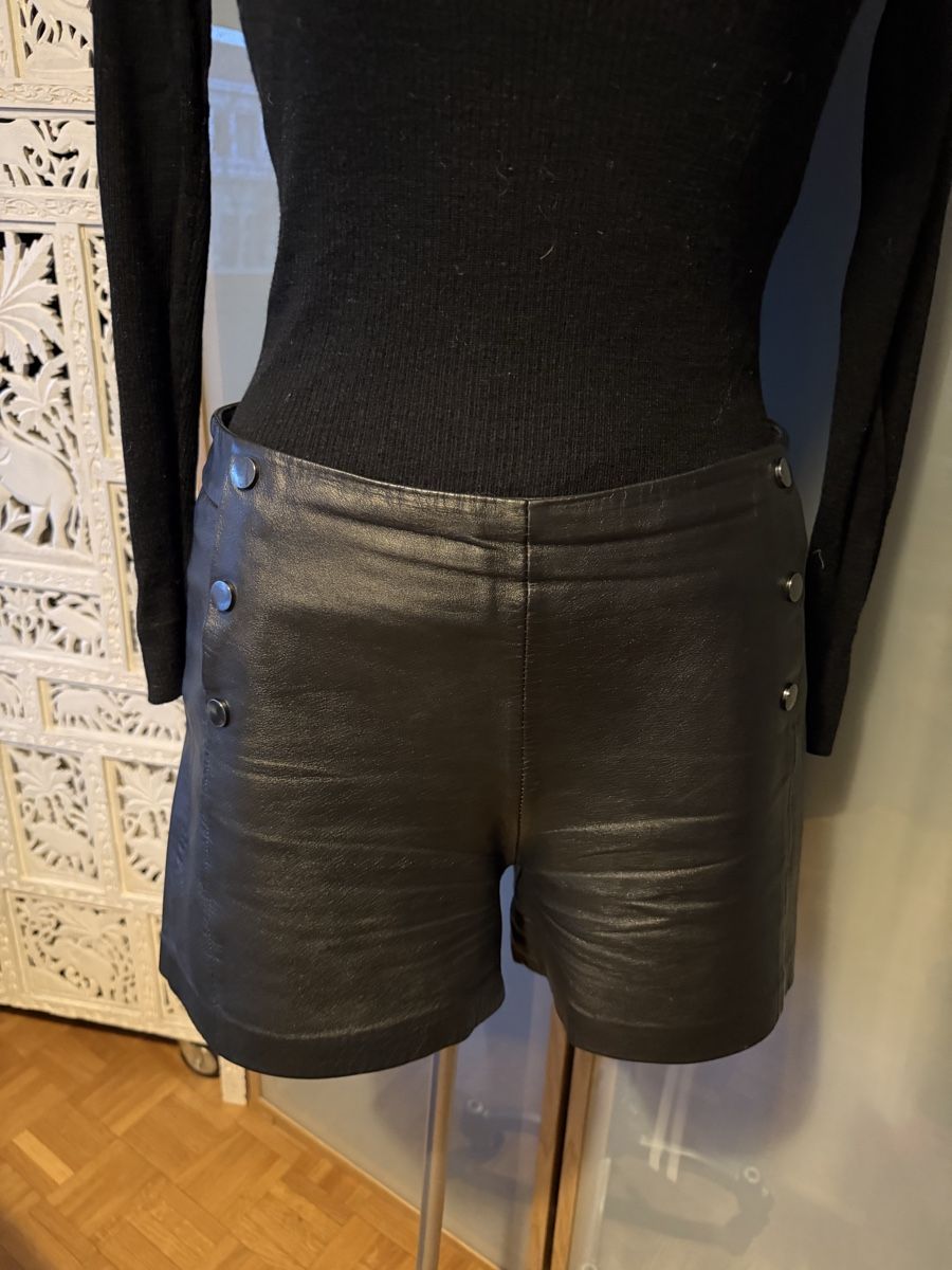 Kookai Pantaloni: Short cuir Kookai – Usato da lausanne venduto da annec777 1