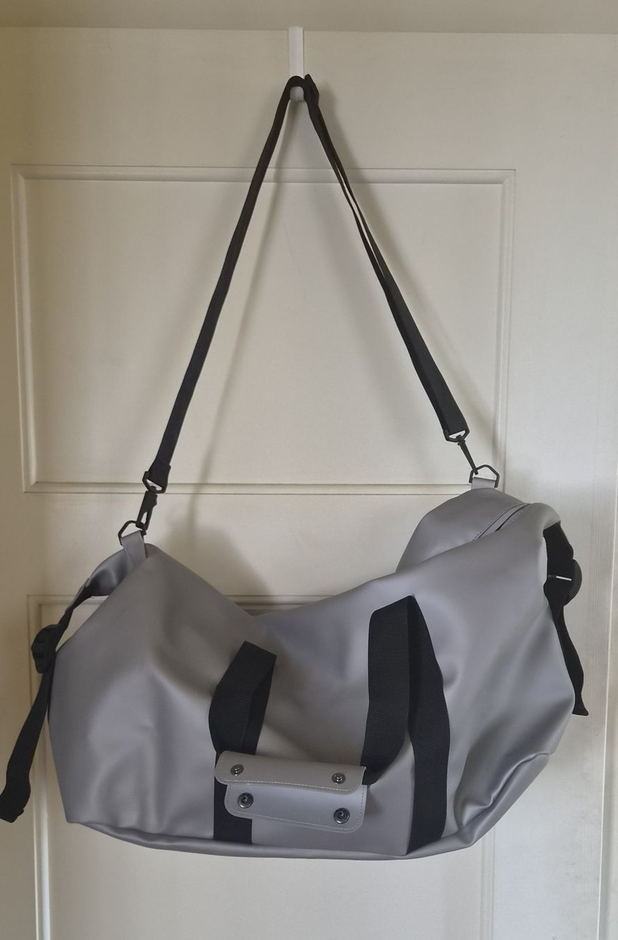 Rains Borse: Rains Hilo Weekend Bag W3 in Grau – Usato da Zug venduto da Keikogood 1