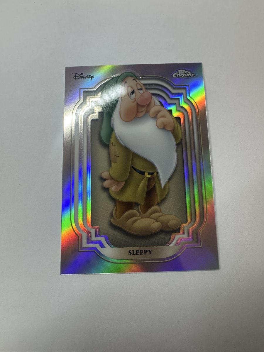 Topps Carte collezionabili: 2024 Topps Chrome Disney Refractor Sleepy  – Usato da Stetten AG venduto da Dekis-Tradingcards 1