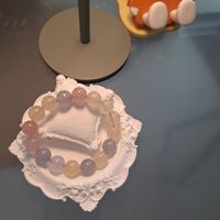 Handgefertigtes Armband in sanften Pastellfarben