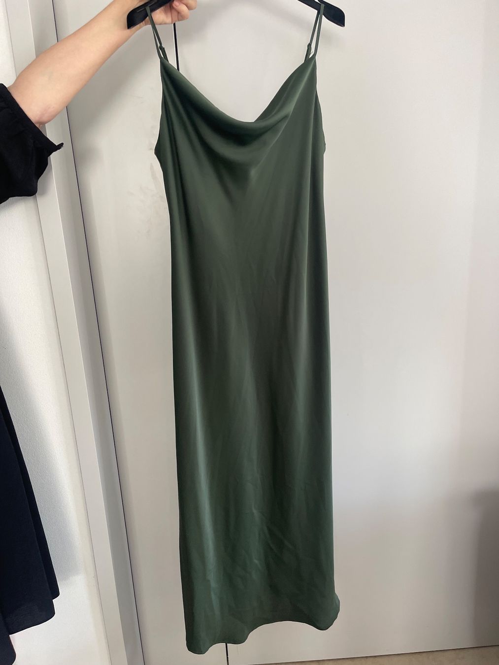 Urban Outfitters Vestiti: Kleid / Abendkleid, Satinoptik, Wasserfallkleid – Usato da Zürich venduto da lms_kt79