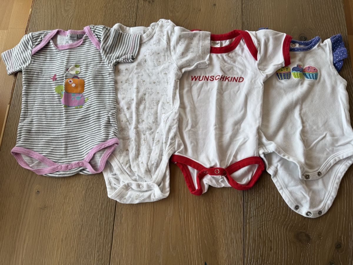 Biancheria intima: 4er-Set Kurzarm-Bodys Grösse 62/68 – Usato da Pragg-Jenaz venduto da gobrist