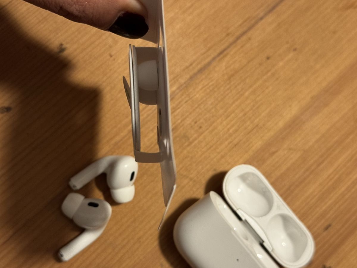 Apple Cuffie: Apple AirPods Pro 2. Gen, mit extra Ear Tips x2 – Usato da Zürich venduto da hel_l6dj 2