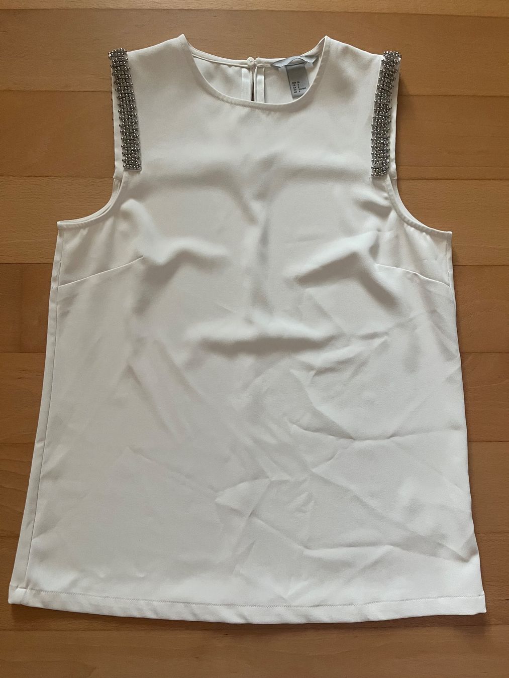 H&M Blusen: Wunderschöne Bluse mit Steinchen auf den Ärmeln – Neu (gemäss Beschreibung) aus Wallenried von nfe_2xn6