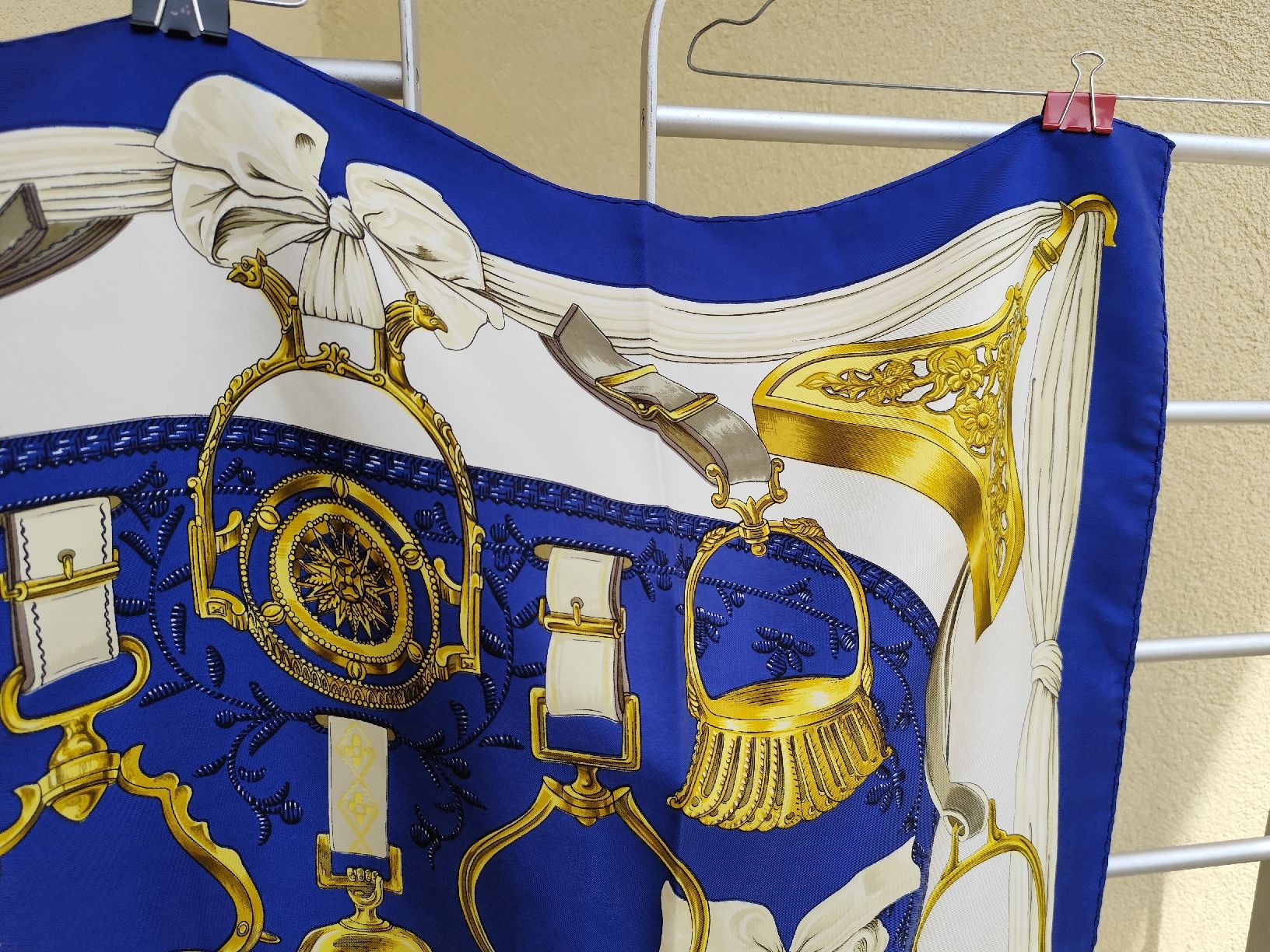 Hermès Foulard & Sciarpe: Carré Hermès bleu et doré – Usato da Montreux venduto da prl_z2lr 3