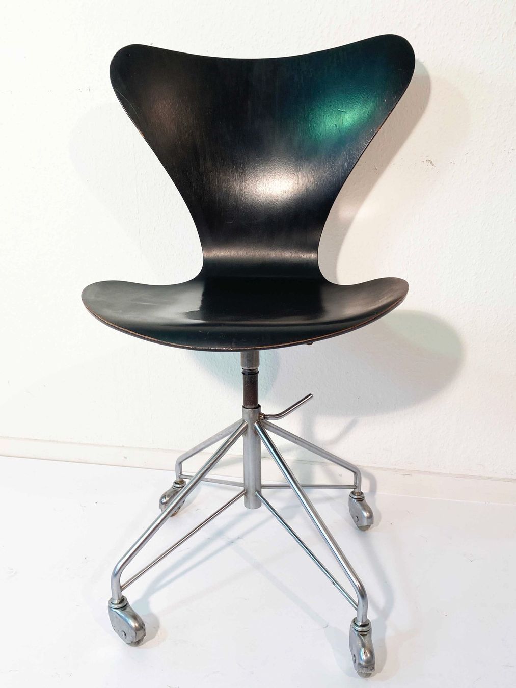 Fritz Hansen Chaises: Arne Jacobsen Model 3117 – D'occasion à Beringen par Kultgut