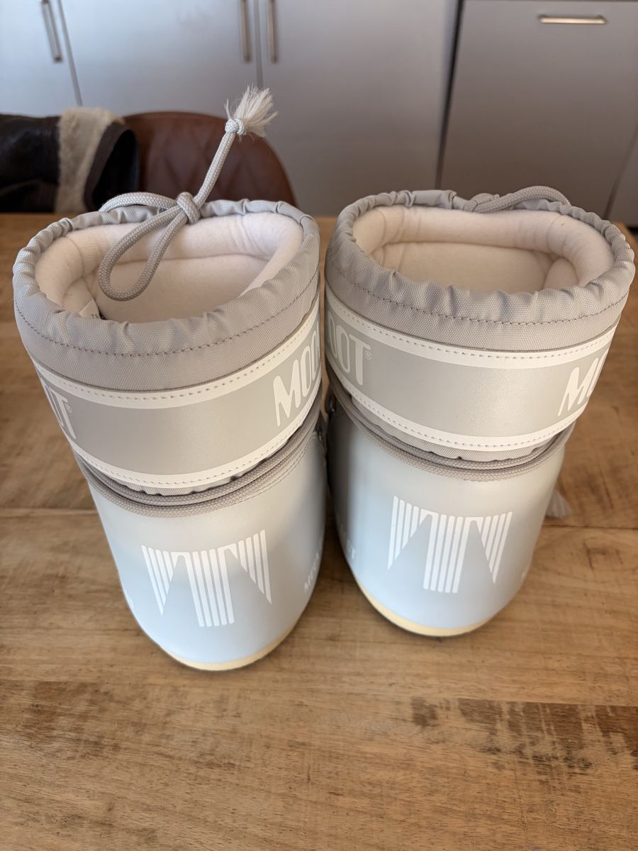 Moon Boot Scarpe da donna: Moon Boot originales gris clair – Taille 36/38 – Usato da Crans VS venduto da yor_n5h8 1