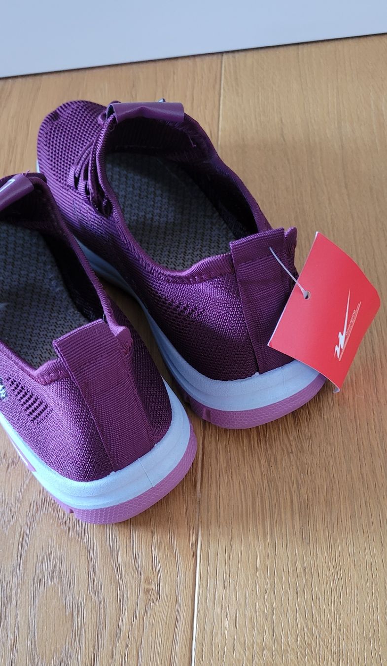Scarpe da donna: Sneaker Farbe: Brombeere Gr. 38 (eher 37) – Nuovo (secondo la descrizione) da St. Gallenkappel venduto da mytimes 1