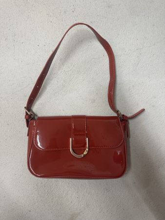 Rote Lacktasche mit D-Ring Verschluss - Guter Zustand