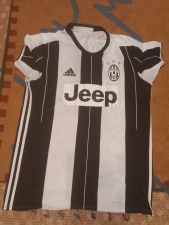 Juventus Turin Trikot 16/17 Saison mit Dybala bedruckt.