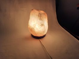 Salzsteinlampe inkl. Holzsockel - ca. 20 cm hoch