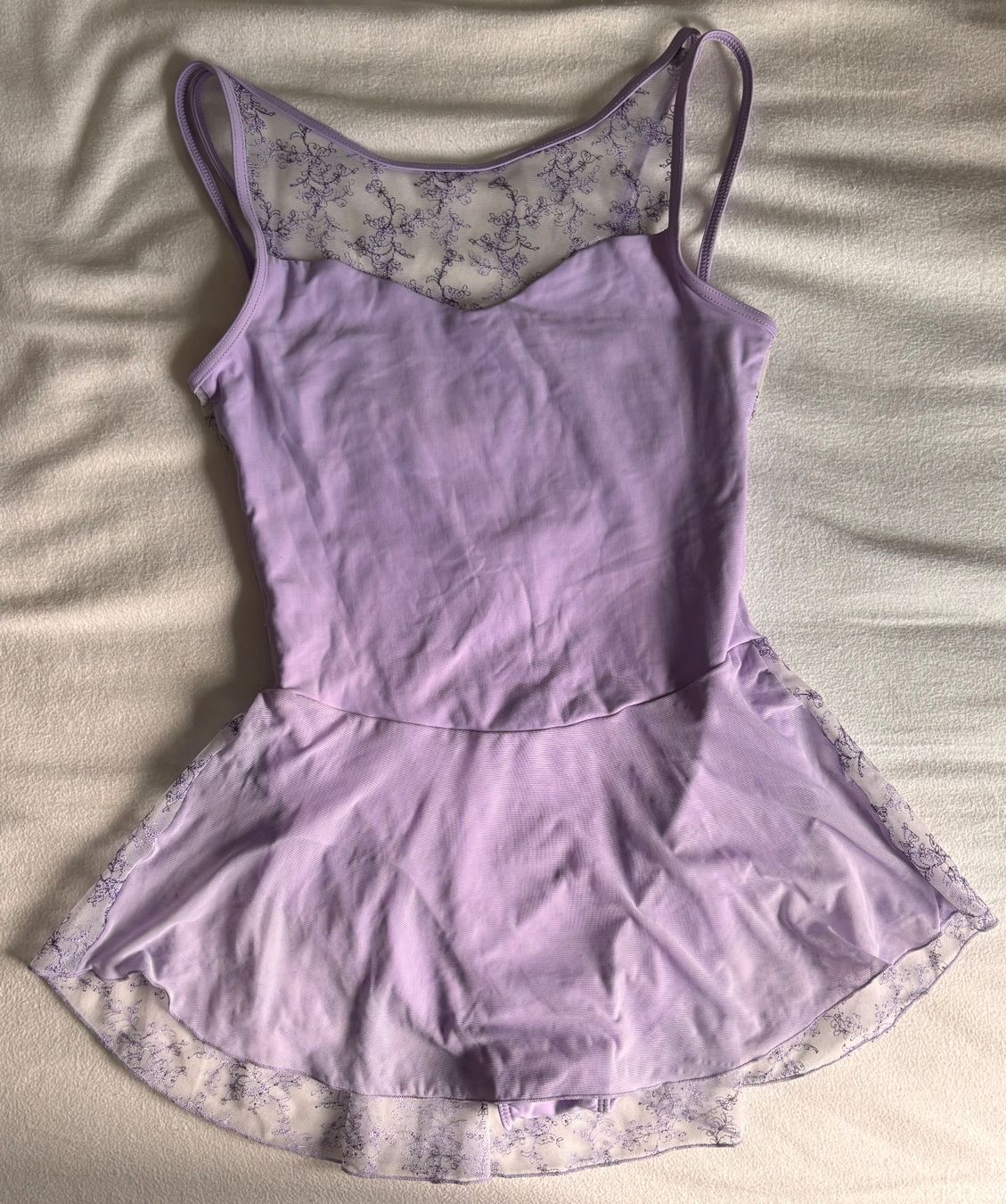 Robes et jupes: Balletkleid lila mit Blumenbestickung – D'occasion à Herrliberg par eka_dz6d