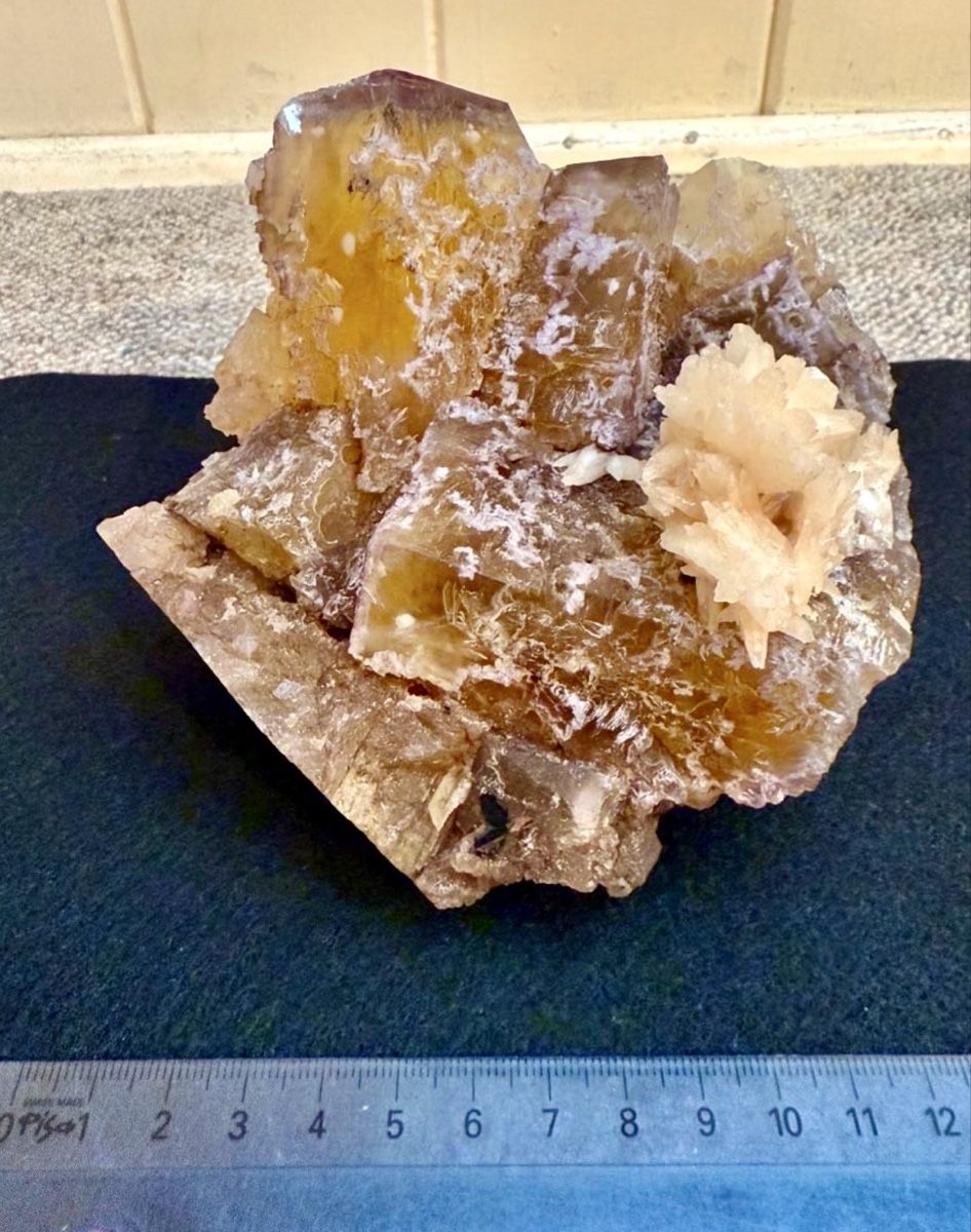 Minéraux & Lithothérapie: Grosse Fluoritstufe mit Kristallaggregat / 1.3 Kg. – D'occasion à Schattenhalb par Oodaaq 4