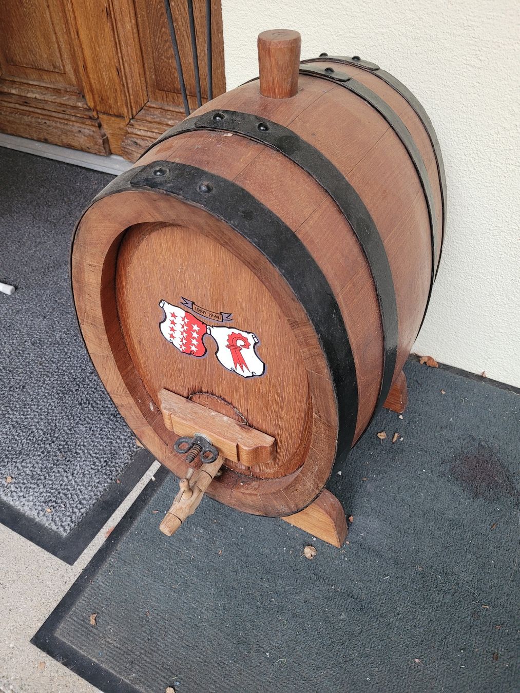 Sonstiges: Holzfass mit Wappen von Wallis und Baselland gemalt. – Gebraucht aus Pratteln von Imus66 1