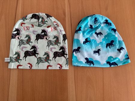 2 Mädchen Mützen/Beanies mit Pferd/Einhorn-Motiv Gr. 54/56