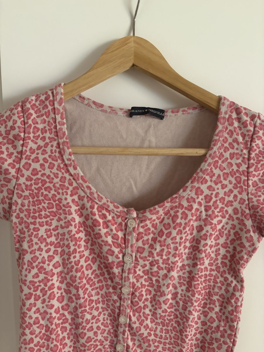 Brandy Melville T-shirt: T shirt léopard rose brandy Melville  – Usato da Pully venduto da kaba07 2