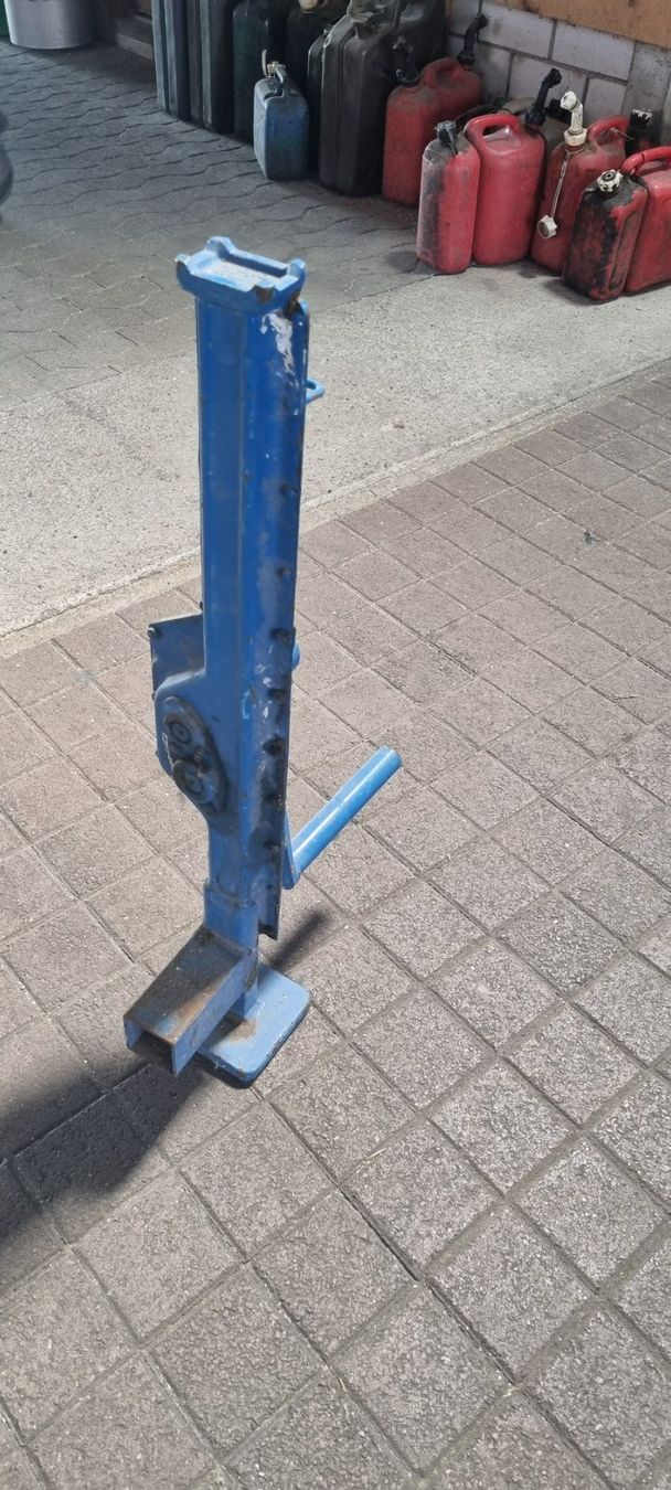 Tutti gli attrezzi: Handkurbelwinde (Stockwinde) 2,5 T – Usato da Flawil venduto da dae_njv9