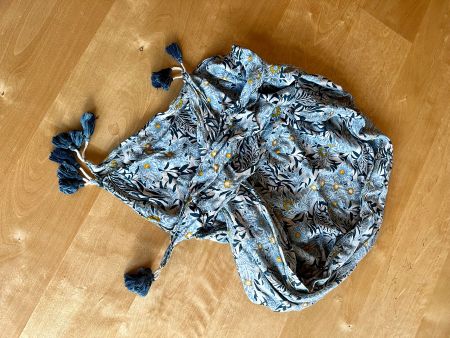 Leichter Schal mit floralem Muster - Blau und Gelb