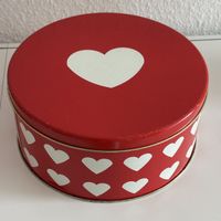 Runde Metall Dose rot mit Herzen by Graziela Style Vintage
