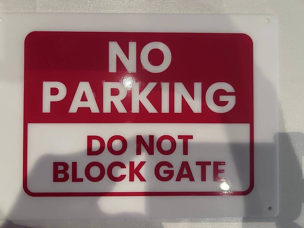 Schilder: Plaque de signalisation "NO PARKING  DO NOT BLOCK GATE"  – Gebraucht aus Lausanne von zou_jhq8