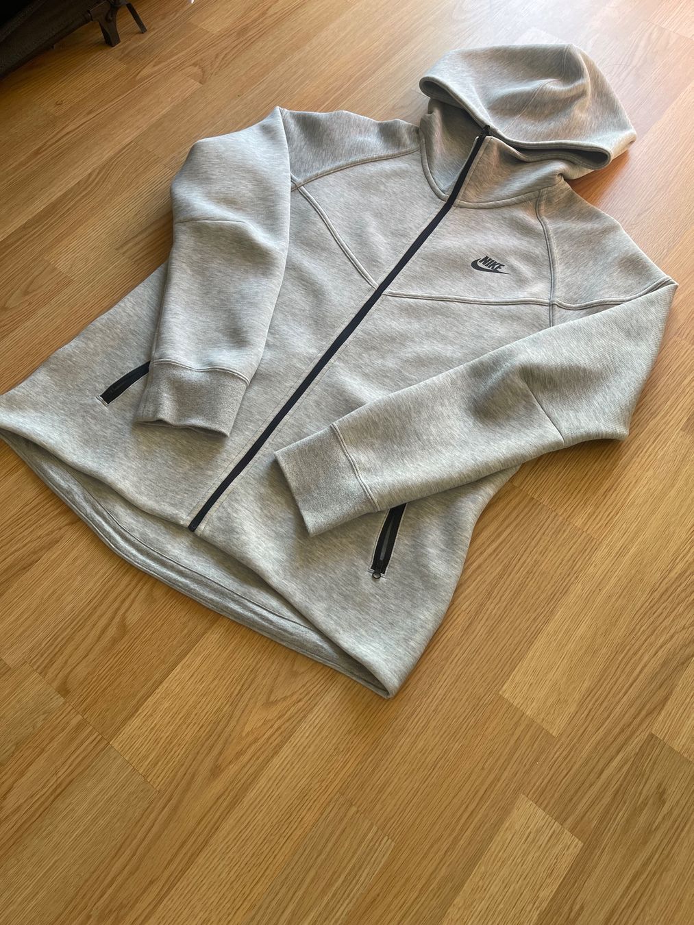 Nike Maglioni & Felpe: Nike Tech Fleece Kapuzenpulli grau – Usato da Biel/Bienne venduto da sof_yx5y